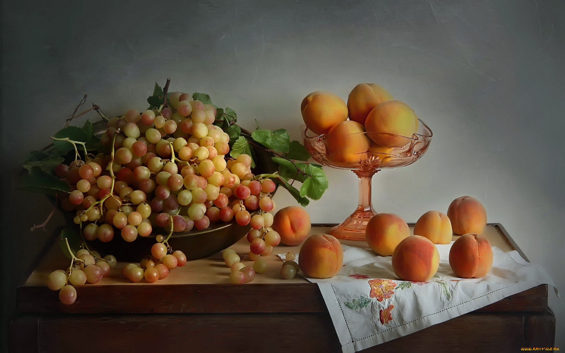 Натюрморт с персиками и виноградом Эверт Ван Алст
